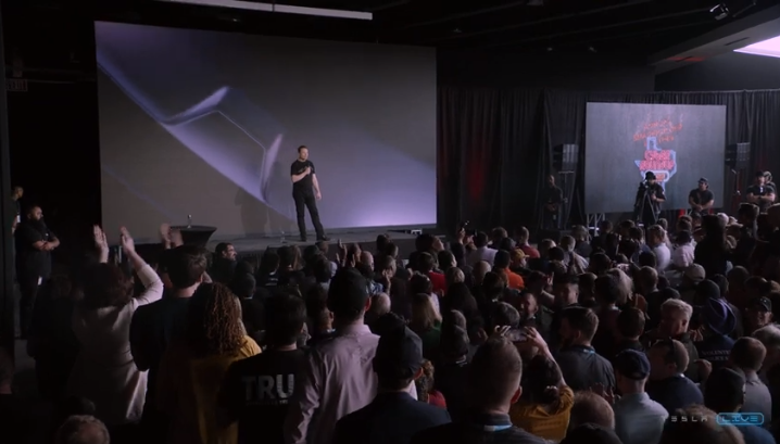 马斯克投放广告的决定引起现场巨大反响；图片来源：特斯拉股东大会直播截图