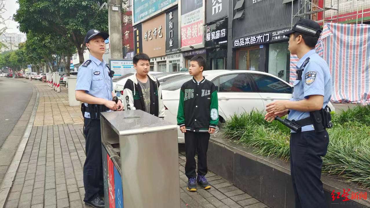 ↑民警和小学生来到捡到“钻戒”的地方