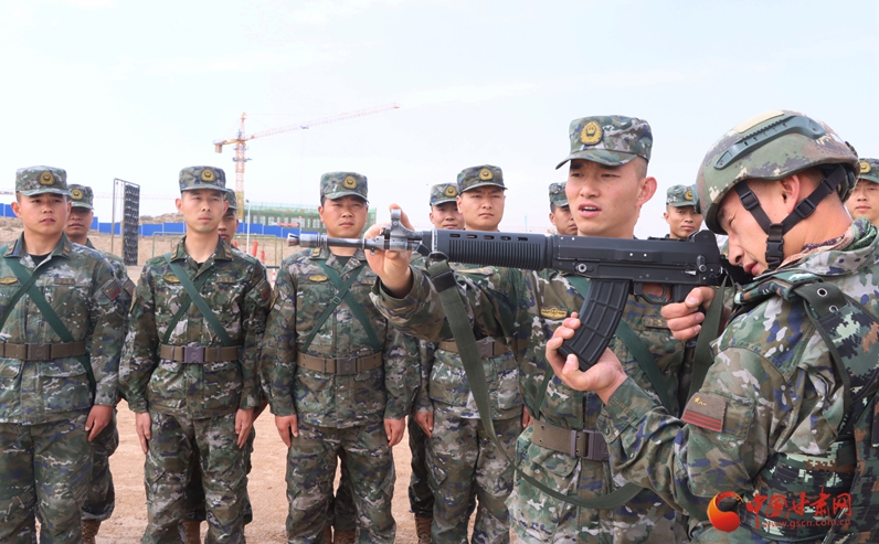 教练员讲解立姿据枪动作要领&nbsp