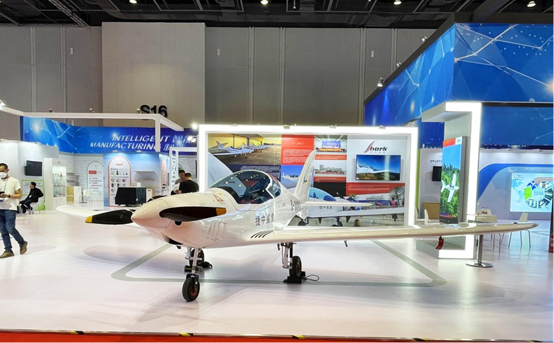 中东欧展馆智能制造展区展出的捷克鲨鱼飞机.新华网记者 吴寒冰 摄