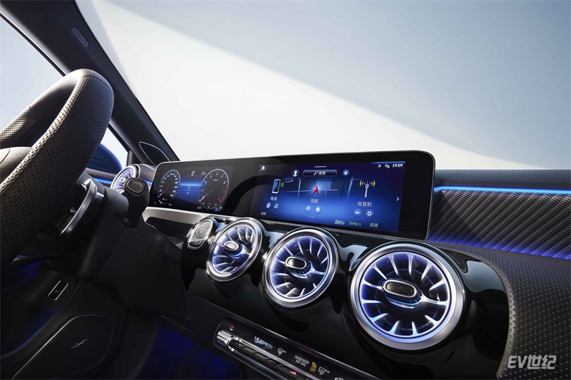 新一代奔驰长轴距A级轿车 售24.95-27.22万元