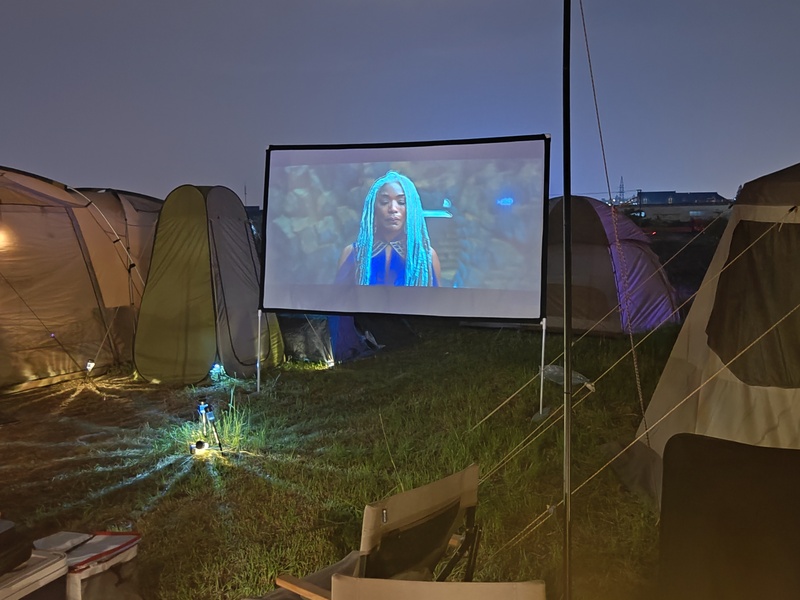 村民们用投影仪放露天电影.李宝花 摄