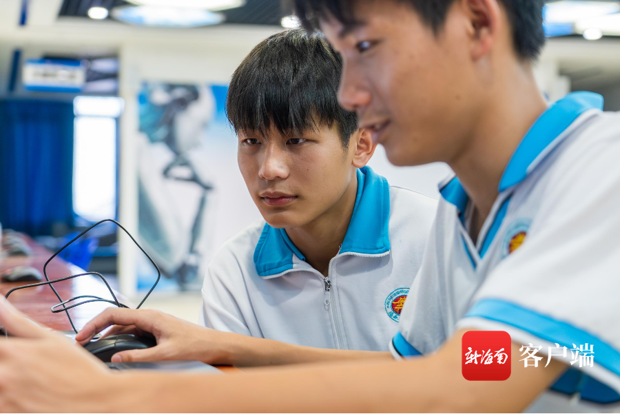 　　海南省国兴中学开设人工智能探究班。记者 曹志 摄