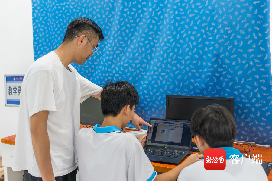 海南省国兴中学开设人工智能探究班。记者 曹志 摄