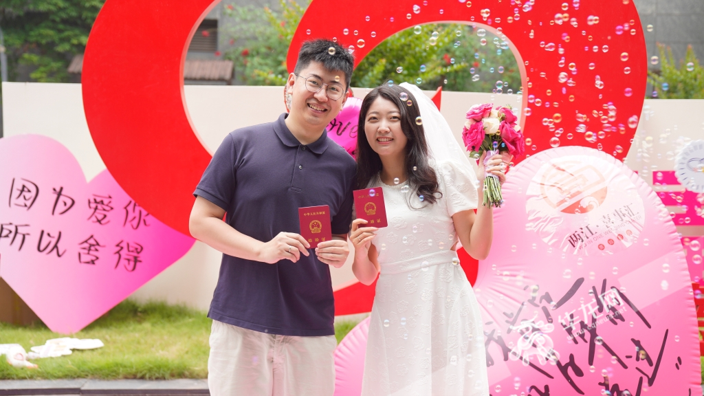 邀请到"全国最美家庭"肖先炳朱小珍为10对新人颁发结婚证书和纪念品