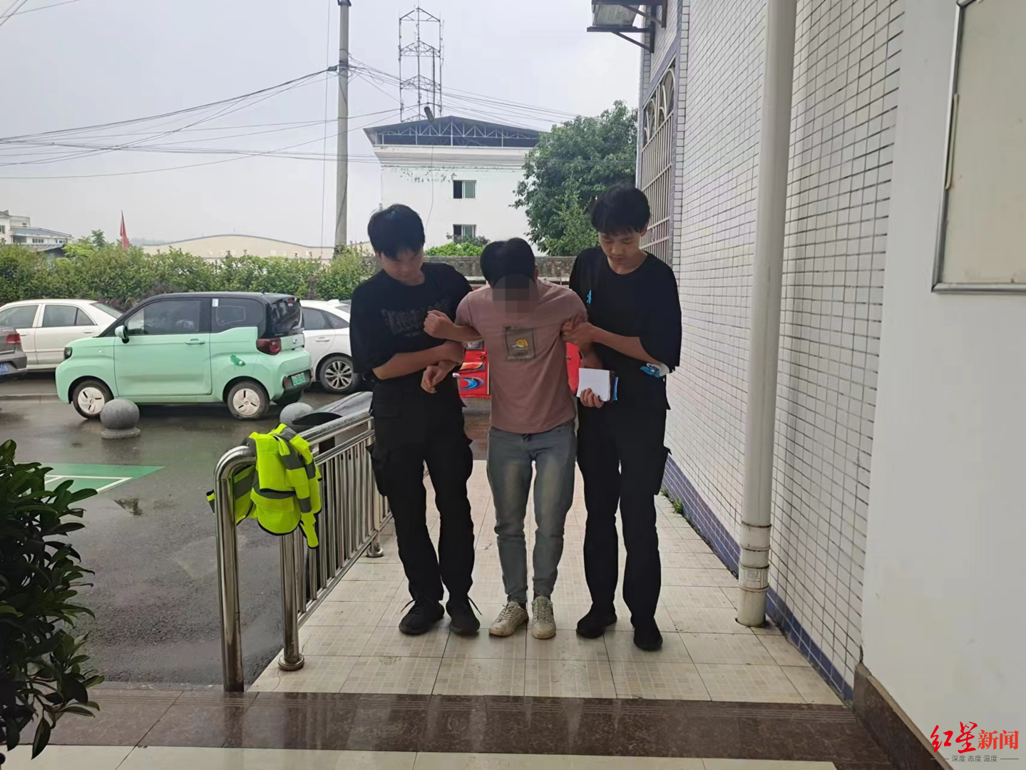 逃离缅北小伙自述被骗入电诈园区曾遭毒打电击逃跑时在雨林躲了一夜摔
