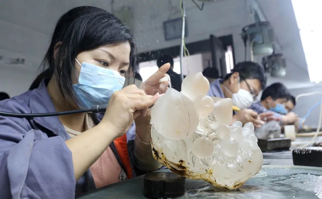 江苏东海的雕刻师正在雕刻水晶.张开虎摄