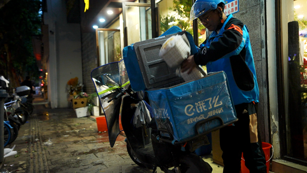 (饿了么骑手夜间取送鲜花)