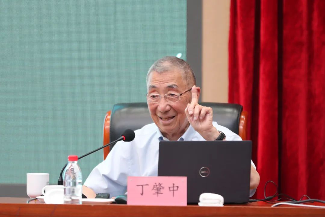 丁肇中在作报告.丁肇杨天鹏摄