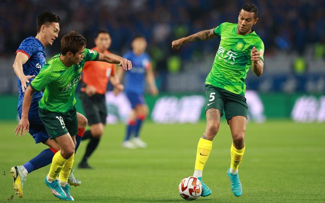 德索萨(右)在比赛中带球.图/新华社