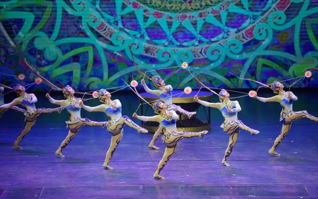 签约仪式上,中国杂技团演绎了"金奖大满贯"经典作品《俏花旦·集体
