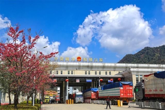 图为腾冲猴桥口岸联检楼.新华社发(刘正凡 摄)