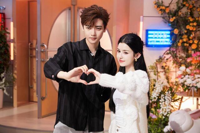 《你好,星期六》招募520代言人,胡一天梁洁甜度满分|梁洁_新浪财经