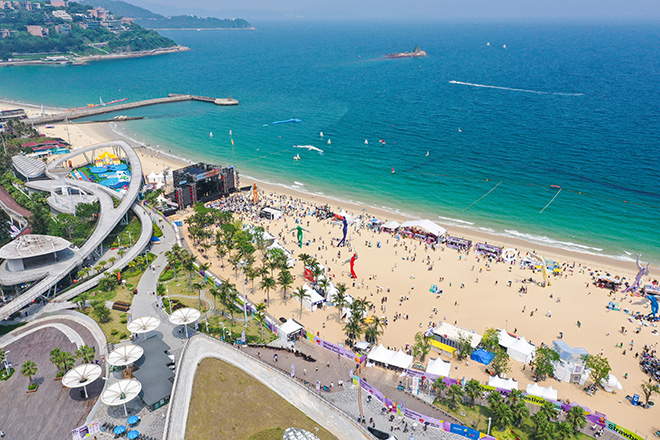 大梅沙海滨公园位于深圳东部的大鹏湾畔.