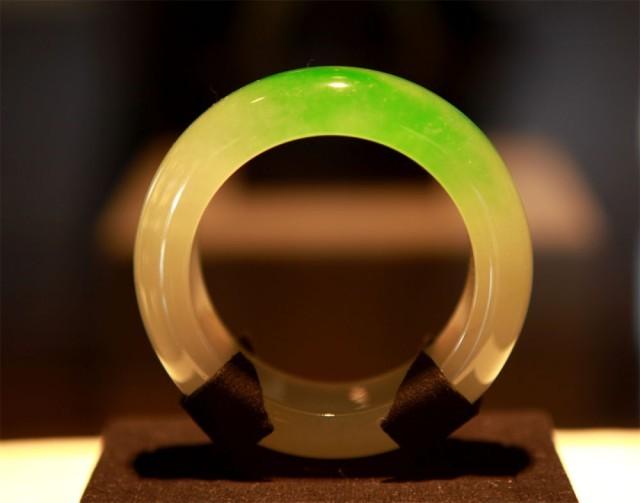图为腾冲的翡翠成品图.新华社发(刘正凡 摄)
