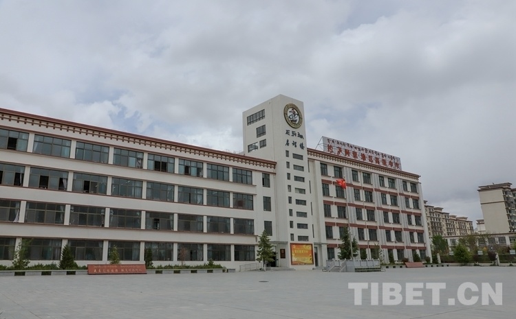 图为拉萨阿里地区高级中学教学楼 摄影:贾华加