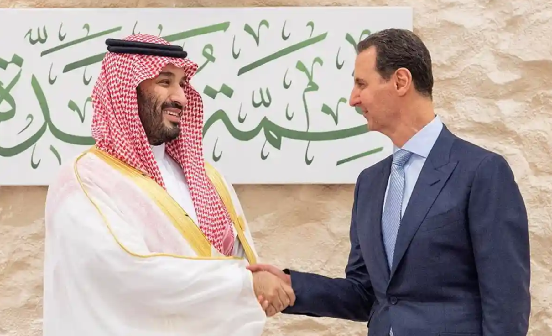 ↑叙利亚总统阿萨德（右）与沙特王储萨勒曼握手