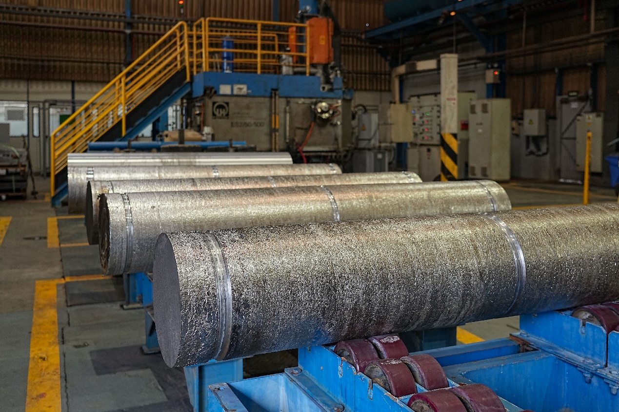 图为巴西矿冶公司冶炼工厂内的铌金属柱 新华社保罗·洛佩斯摄