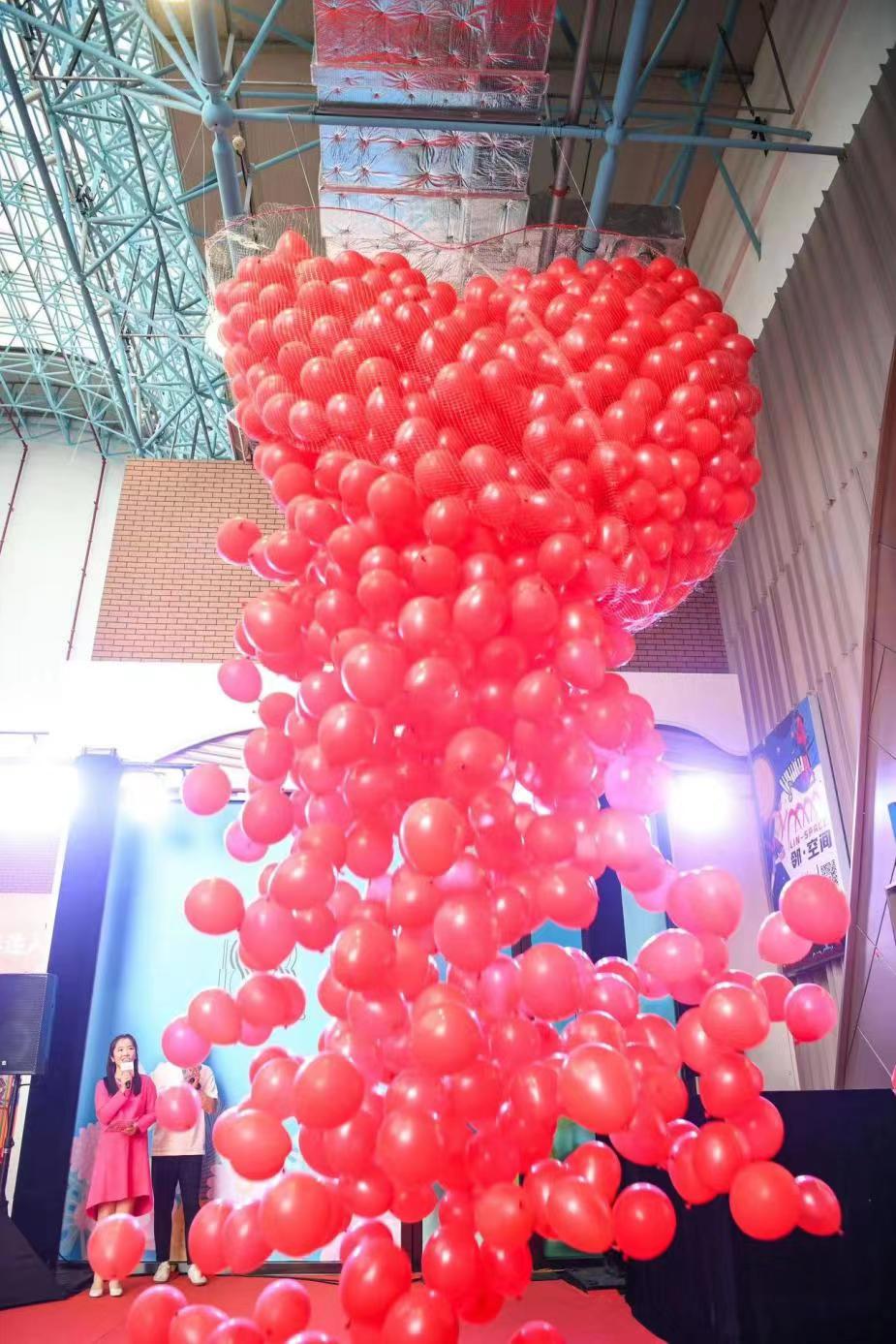 数以千计的气球倾泻而下,开启了梦幻空间.百联曲阳购物中心供图