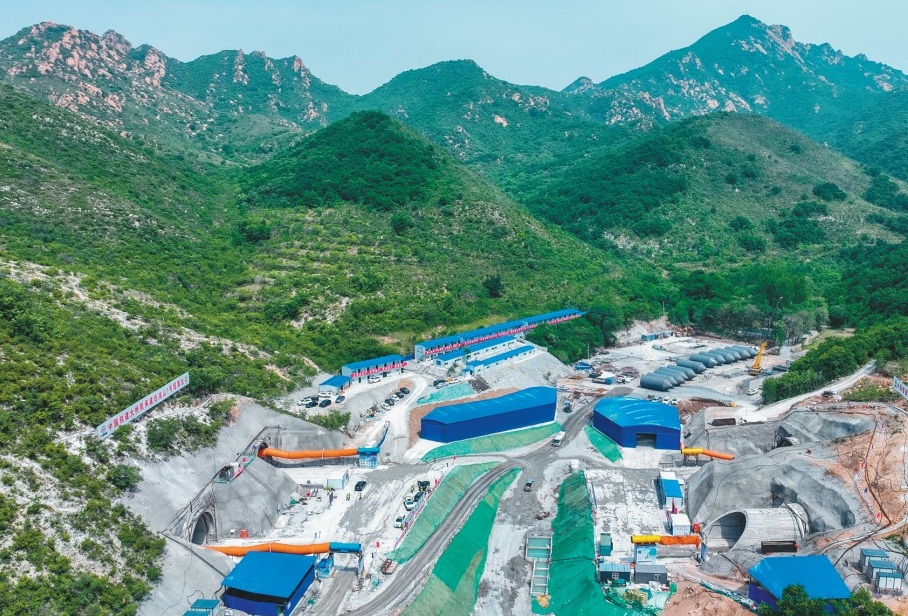 图为凌绥高速白狼山隧道建设现场.
