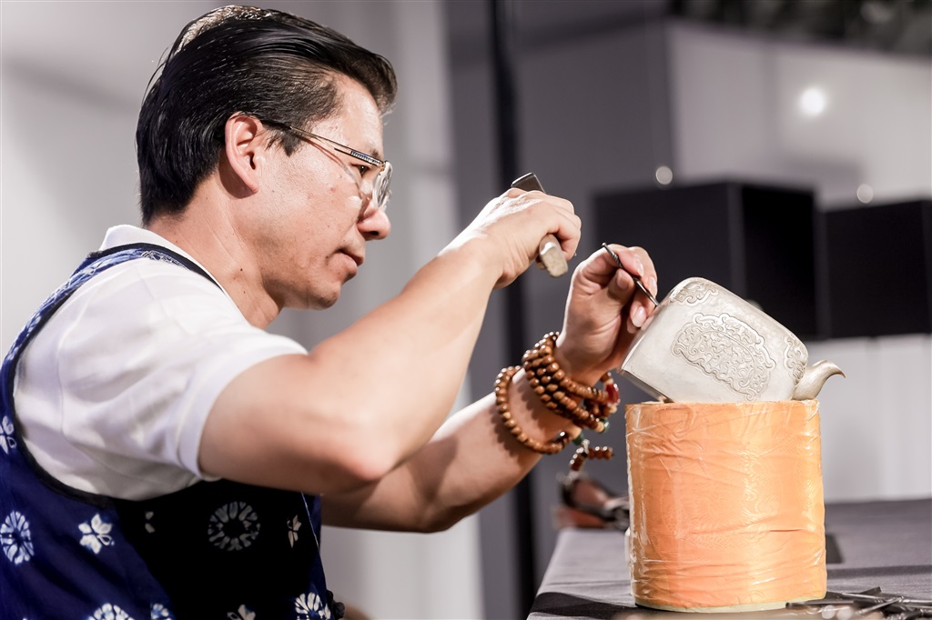 小锤敲敲打打一千年 历史悠久的"鹤庆银器"来沪|大理白族自治州_新浪