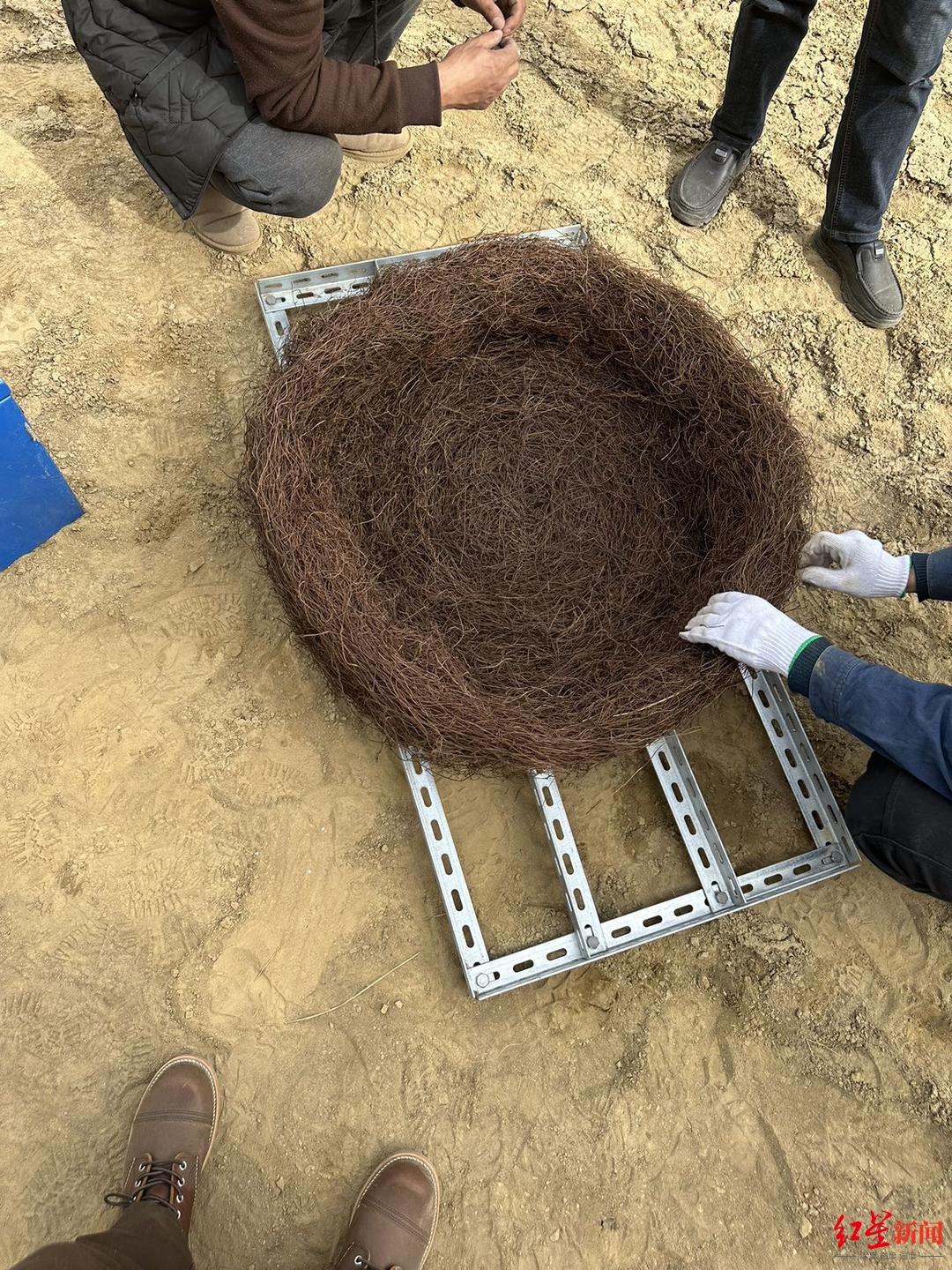 线路维修工正在组装人工鸟巢