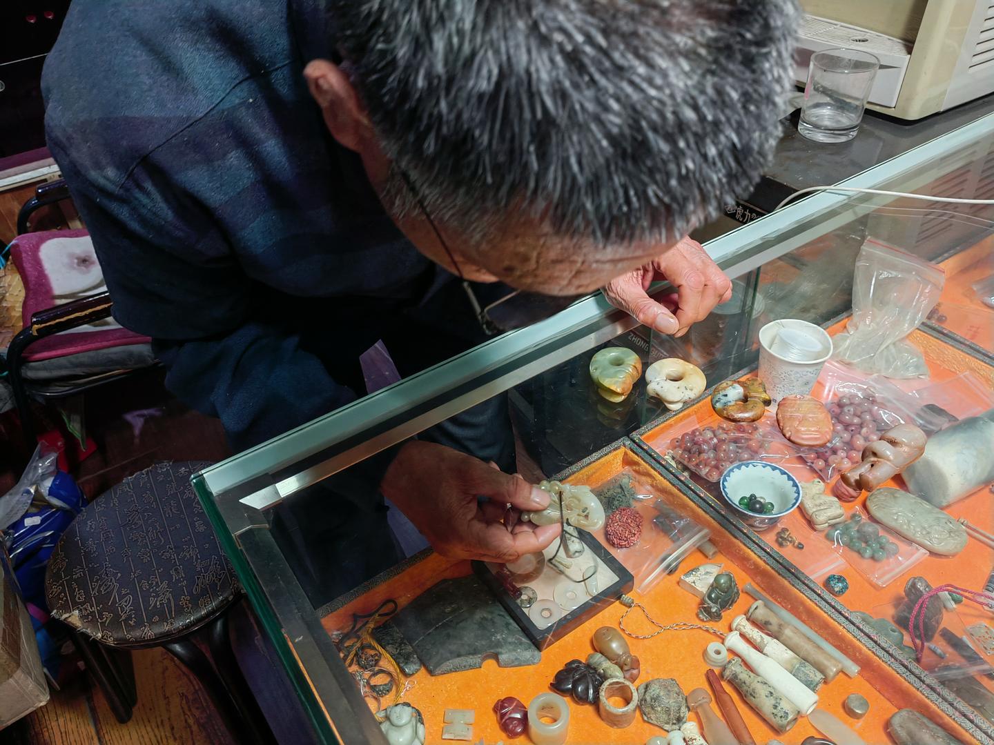 老郭在店内整理玉器