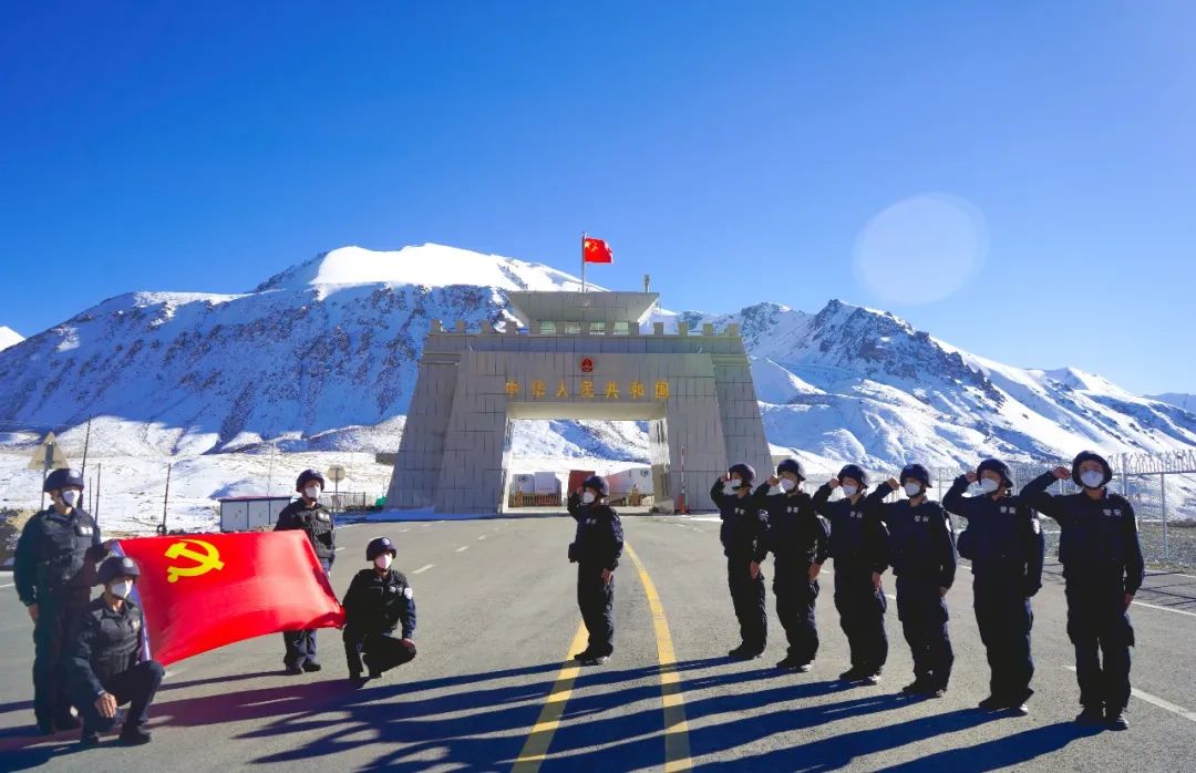 红其拉甫边检站移民管理警察矗立于中巴红其拉甫国门前向党旗庄严宣誓
