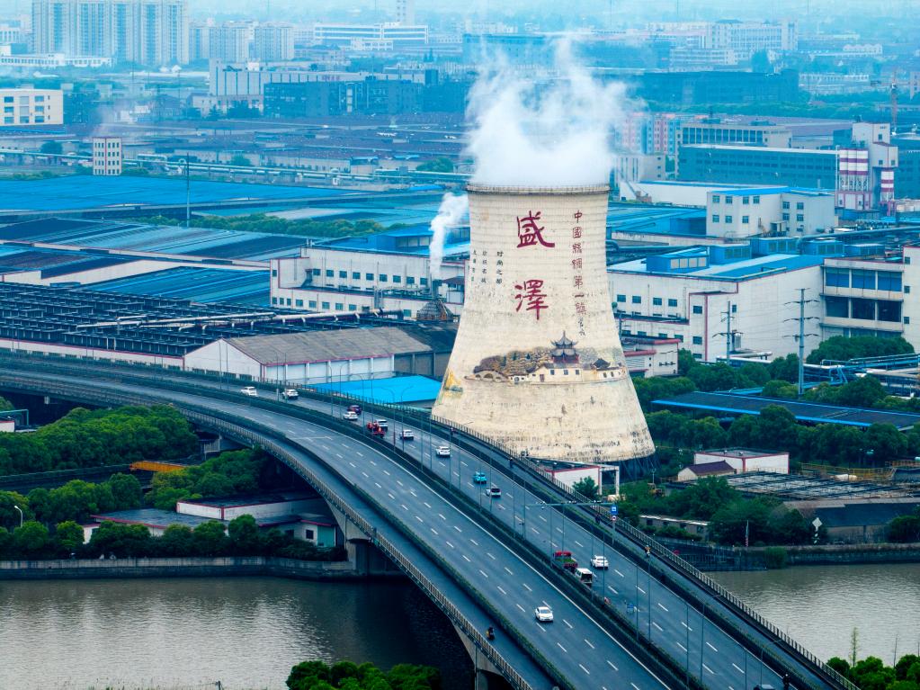 图为位于苏州市吴江区盛泽镇南三环高架桥一侧的白色冷却塔.(高刚 ))