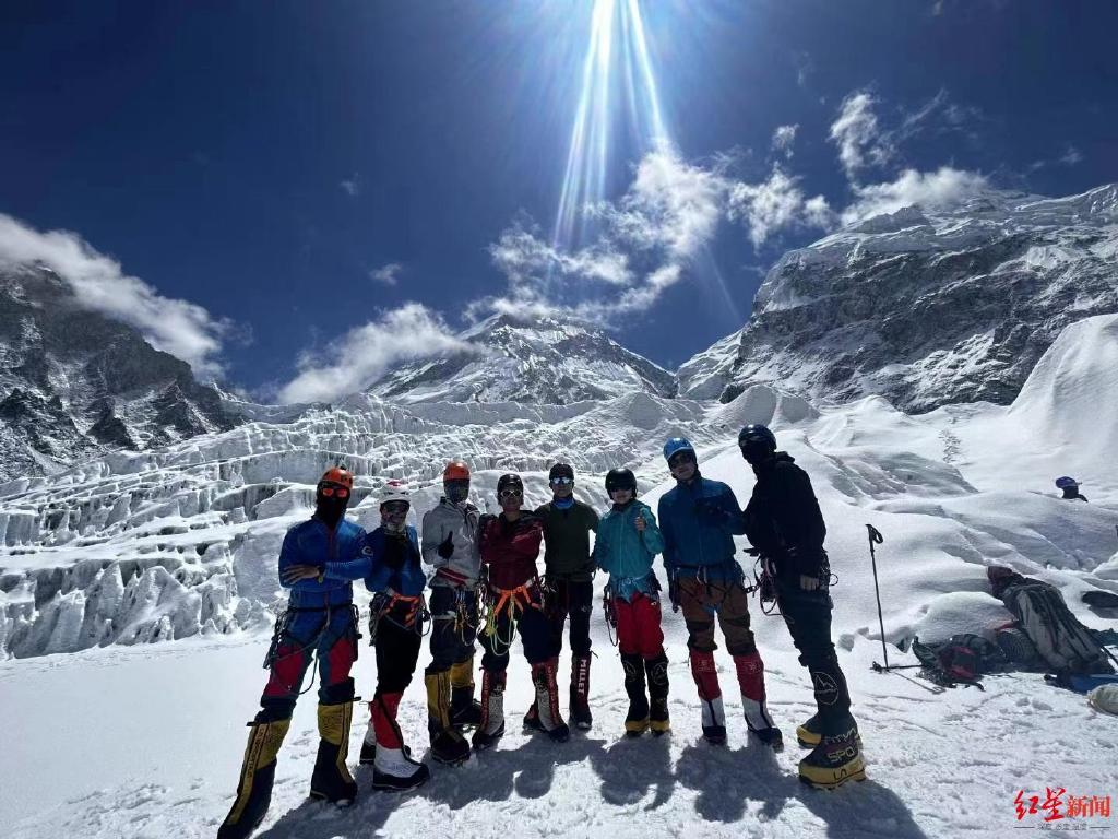 樊黔(左四),陈学斌(左五)等人在珠峰下的合影