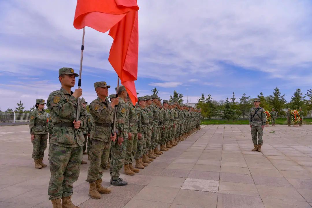 直击火箭军某部官兵百公里徒步拉练|火箭军_新浪财经_新浪网