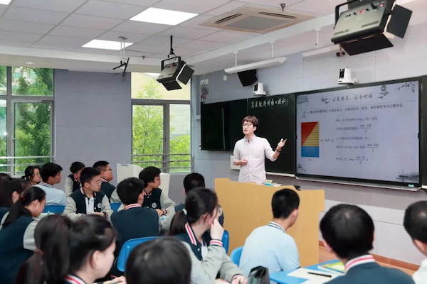 进入中学课堂  新民晚报记者 陆梓华 摄(下同)梅嘉轩是中国中学的一名