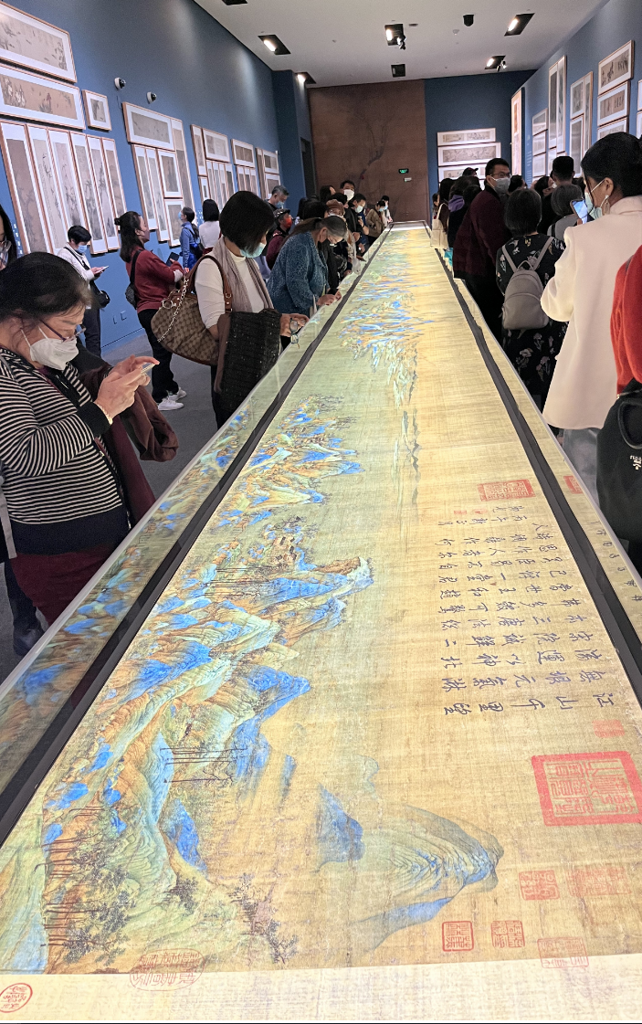 在中国国家博物馆"中国历代绘画大系"展览上,观众观赏《千里江山图
