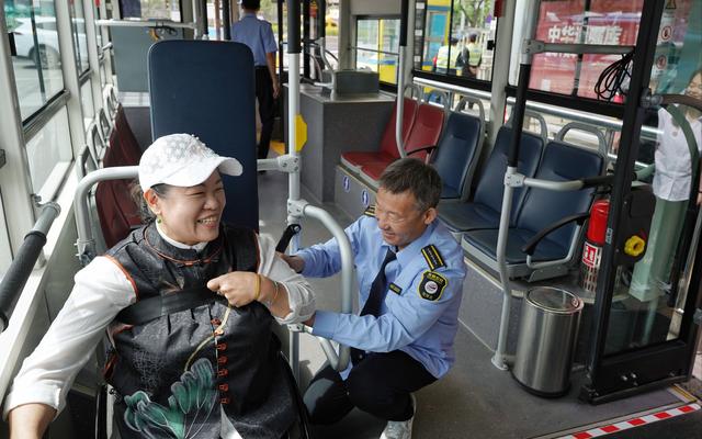 公交司机当"特殊乘客",切身体验残障人士出行中的不便|残障人士_新浪