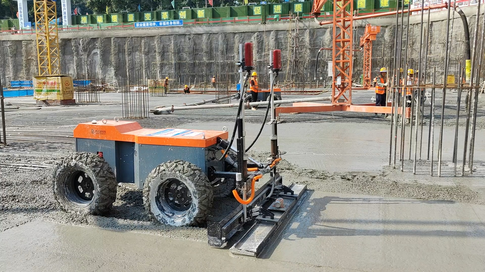 四轮激光地面整平机器人.高敬 摄