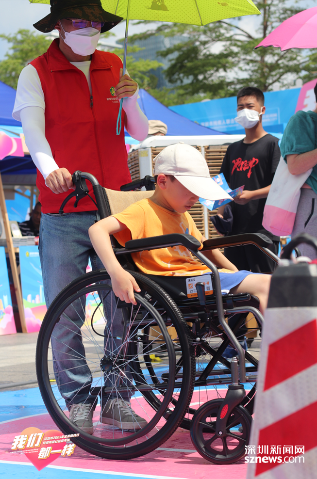 在义工的助力下,7岁小朋友完成轮椅大挑战.