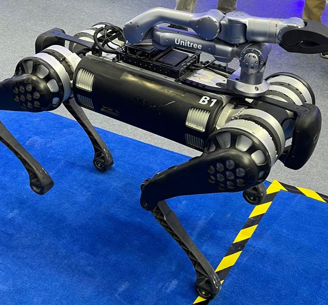 北京市消防救援总队展台展出的"四足机器人".宋婧 摄