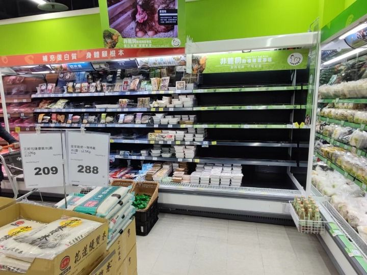 2月22日,在台湾台北的一家超市内,鸡蛋货架上空空如也.