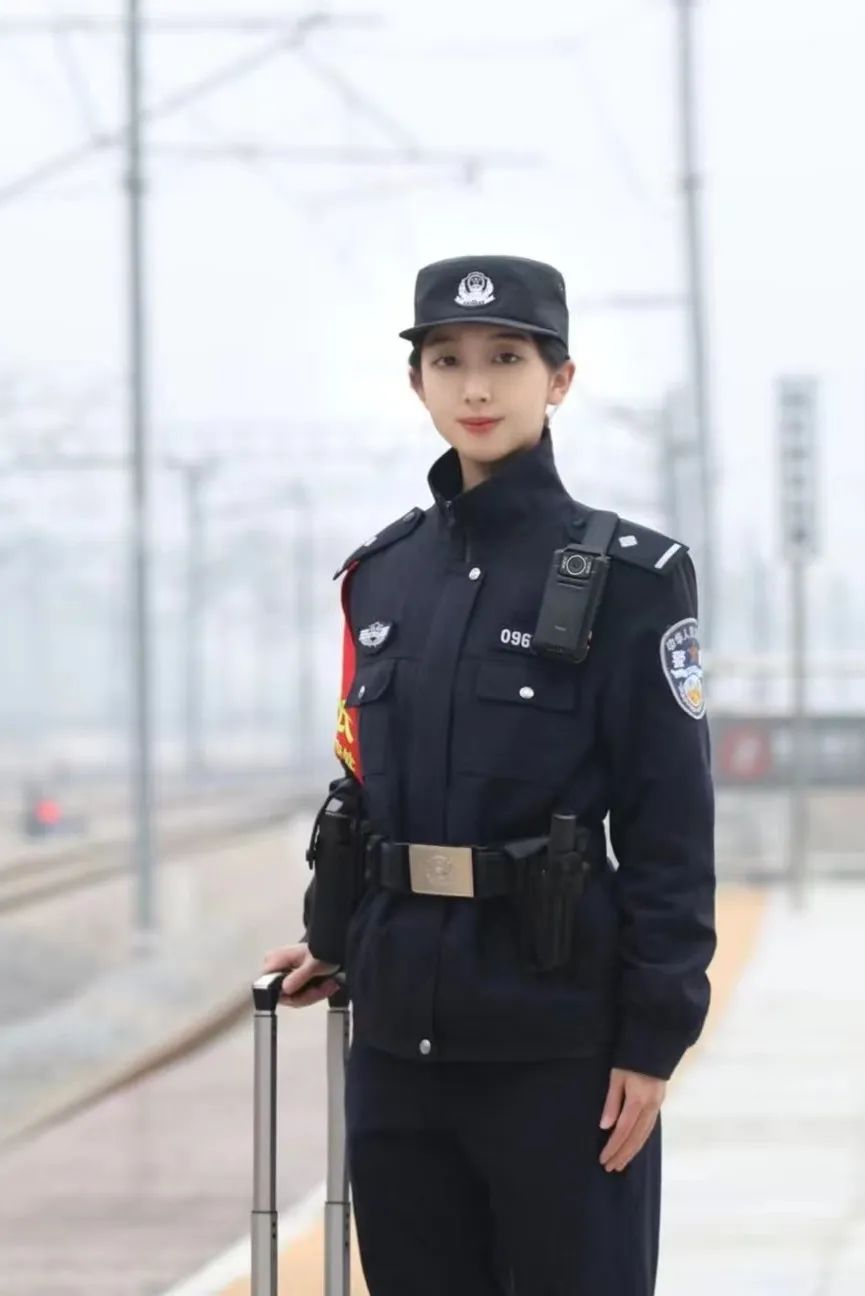 2022年12月,两人同时被选为新成立的怀化铁路公安处女子乘警分队成员.