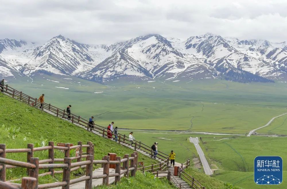 5月19日,游客在位于新疆新源县的那拉提旅游风景区观光.
