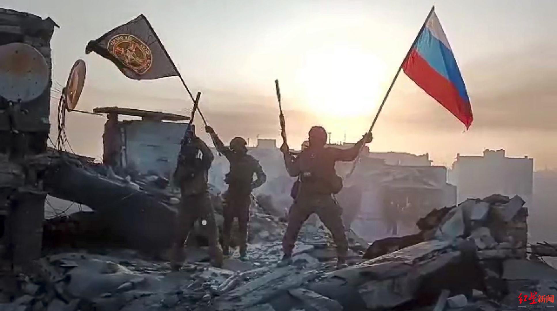 ↑“瓦格纳”士兵手持俄罗斯国旗庆祝胜利