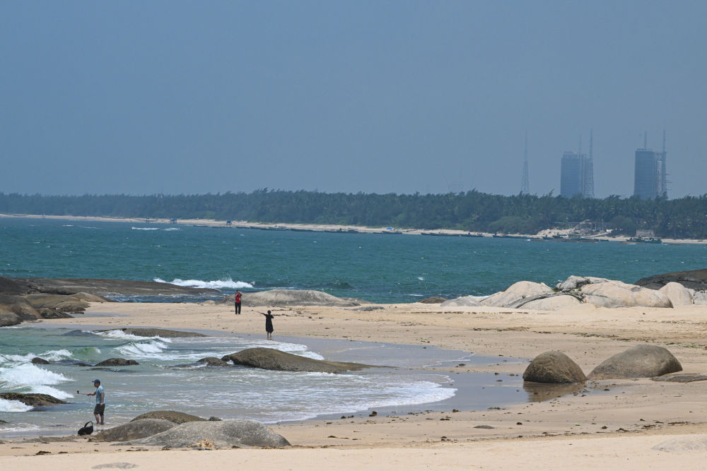 5月17日,游客在海南省文昌市淇水湾游玩,这里可以望见文昌航天