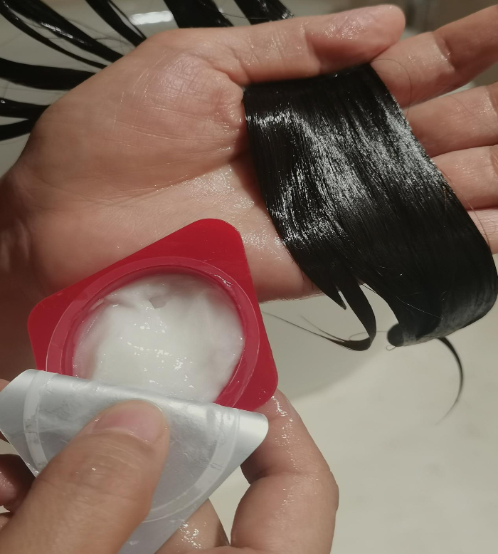 洗发后擦干头发,涂抹胶原蛋白发膜,头发可以呈现柔顺光泽.