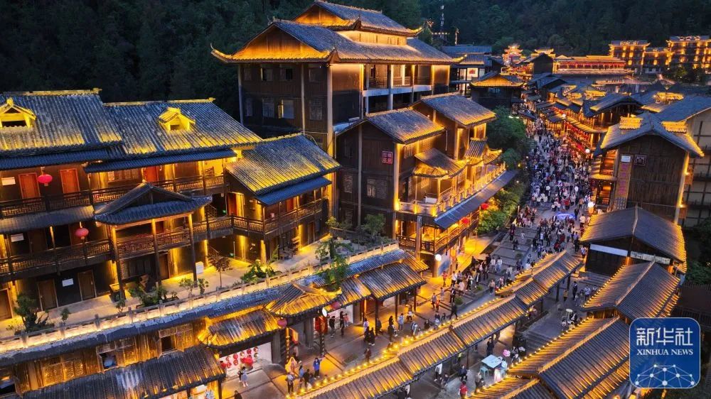 游人在重庆市酉阳土家族苗族自治县酉州古城游玩(5月1日摄,无人机照片