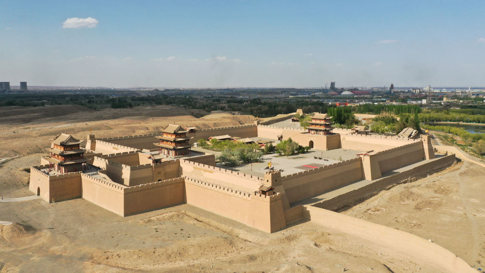 这是5月17日在甘肃省嘉峪关市拍摄的关城景区(无人机照片).