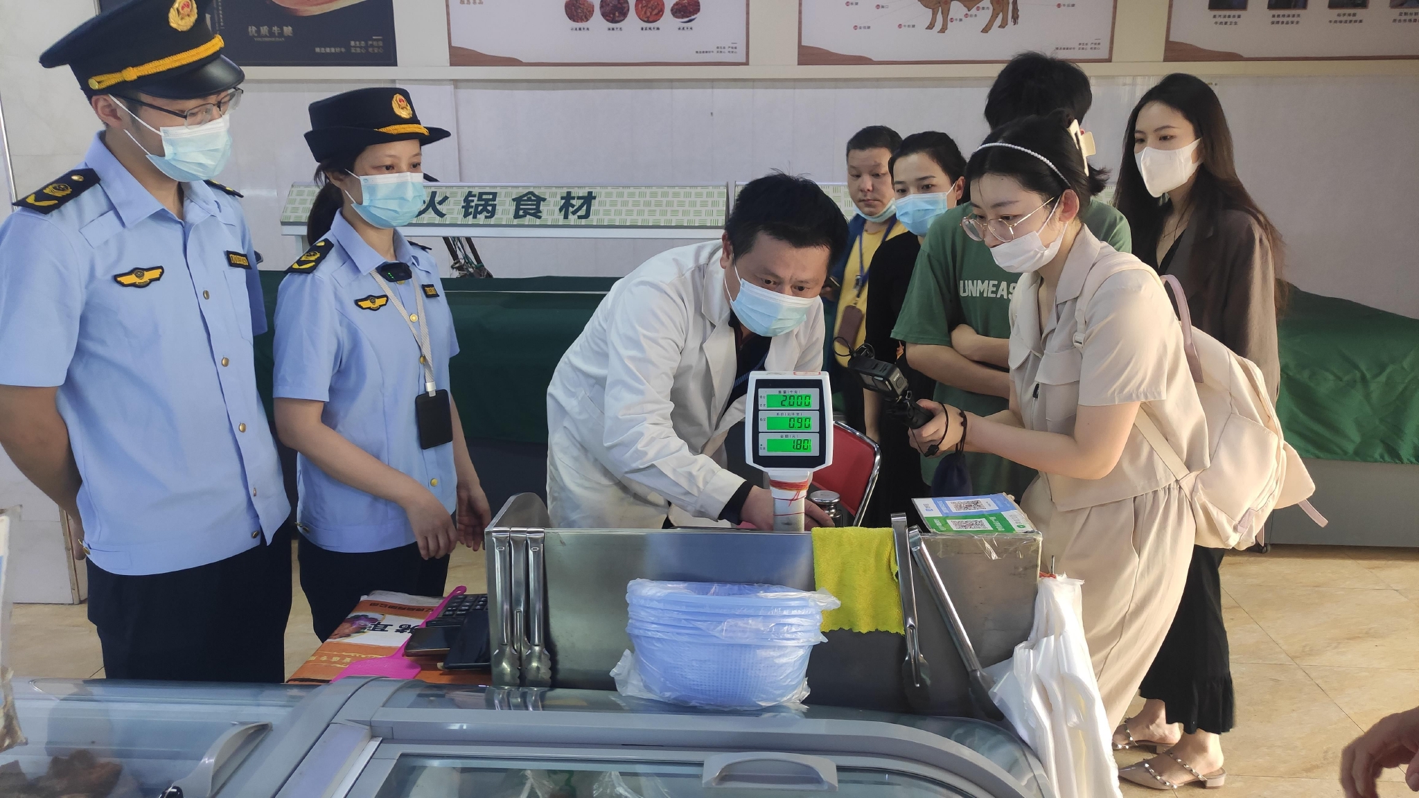 河北省武汉市硚口区市场监管局执法人员对电子秤进行突击检查.