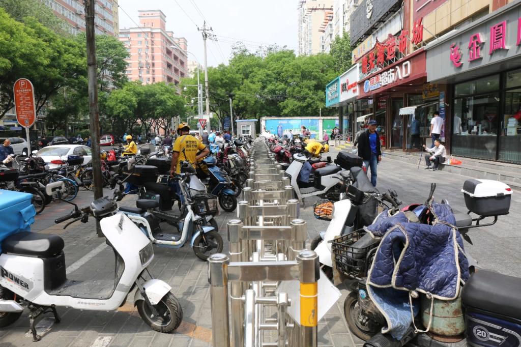 乱停乱放不见了!这里有了外卖车专属停车区_新浪财经_新浪网