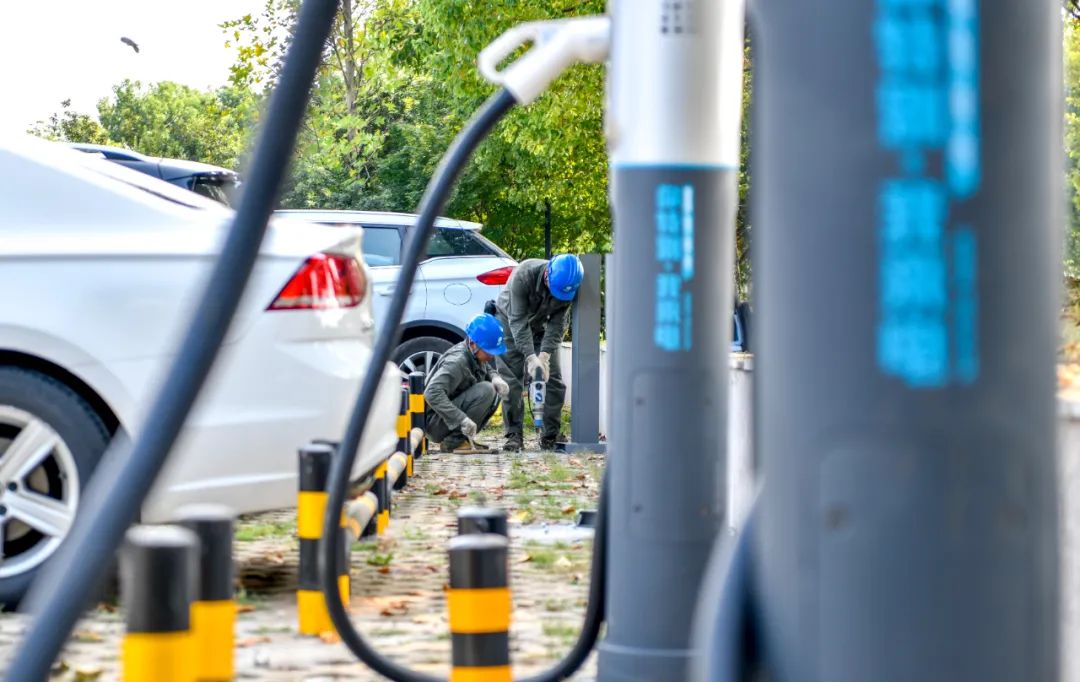 安徽铜陵,施工人员安装电动车充电桩.郜小兵(中经视觉)