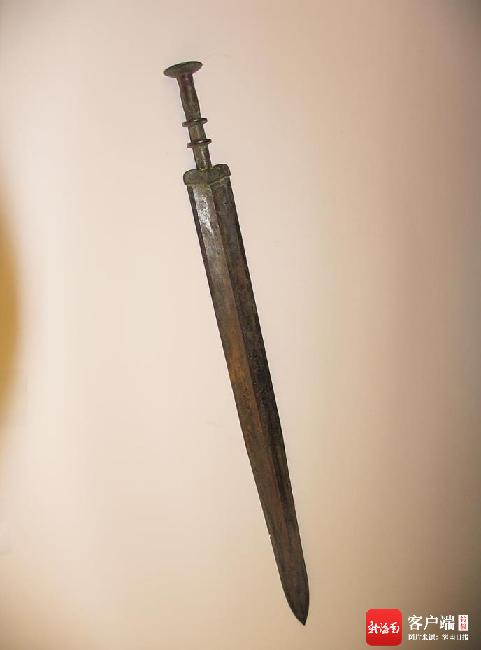 将中国文物信息咨询中心所藏越王亓北古剑,唐三彩马,宋青白釉花口凤首