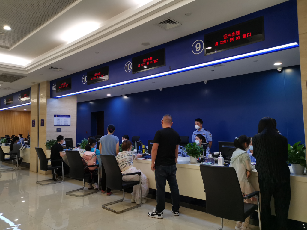 市民在出入境办证大厅办理业务.警方供图